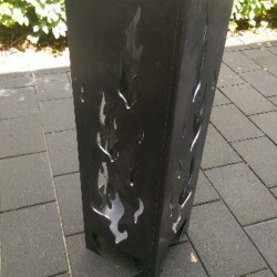 Feuerkorb mit Flammen Feuerstelle hoch