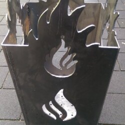 Feuerstelle mit Flammen Feuerstelle mit Flammen