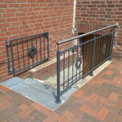 Gelaender mit Tuer Keller Gelaender mit Tuer Keller