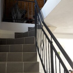 Treppe mit Gelaender Treppe mit Gelaender