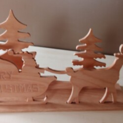 Weihnachtsmann mit Schlitten im Wald Weihnachtsmann mit Schlitten im Wald