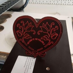 Herz mit Blumen auf Holz Herz mit Blumen auf Holz